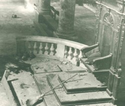 San Miniato, Duomo. Fotografia di Cesare Barzacchi realizzata nei giorni immediatamente seguenti i fatti del Duomo