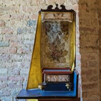 Altarino portatile, Anonimo toscano, XVII-XVIII secolo, Struttura il legno di pioppo dipinto con tessuto ricamato, h 63cm., base 44 x 26 cm., San Miniato, Museo Diocesano d’Arte Sacra